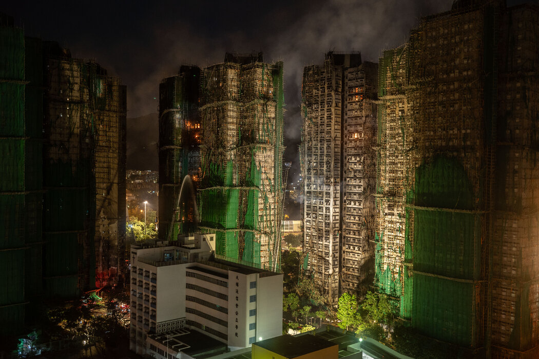 在上週被大火吞噬的香港公寓大樓宏福苑，可以看到建築物上覆蓋著綠色防護網和竹製棚架。