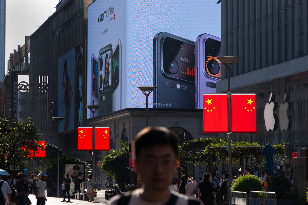 上海一家蘋果店旁的小米17 Pro手機廣告。人民幣匯率走弱削弱了中國消費者購買外國品牌的能力。