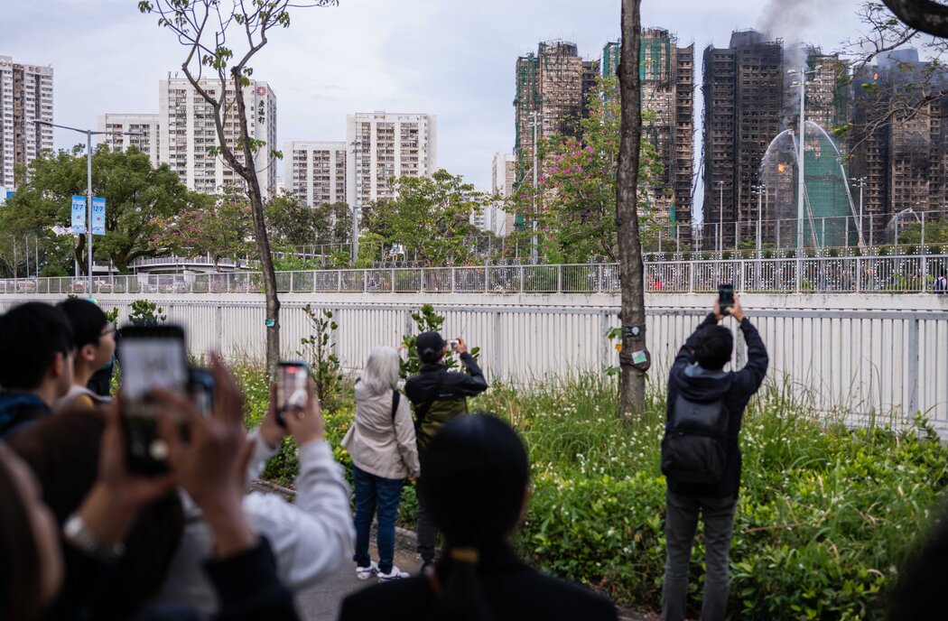 11月27日，香港宏福苑發生火災，圖為圍觀群眾。