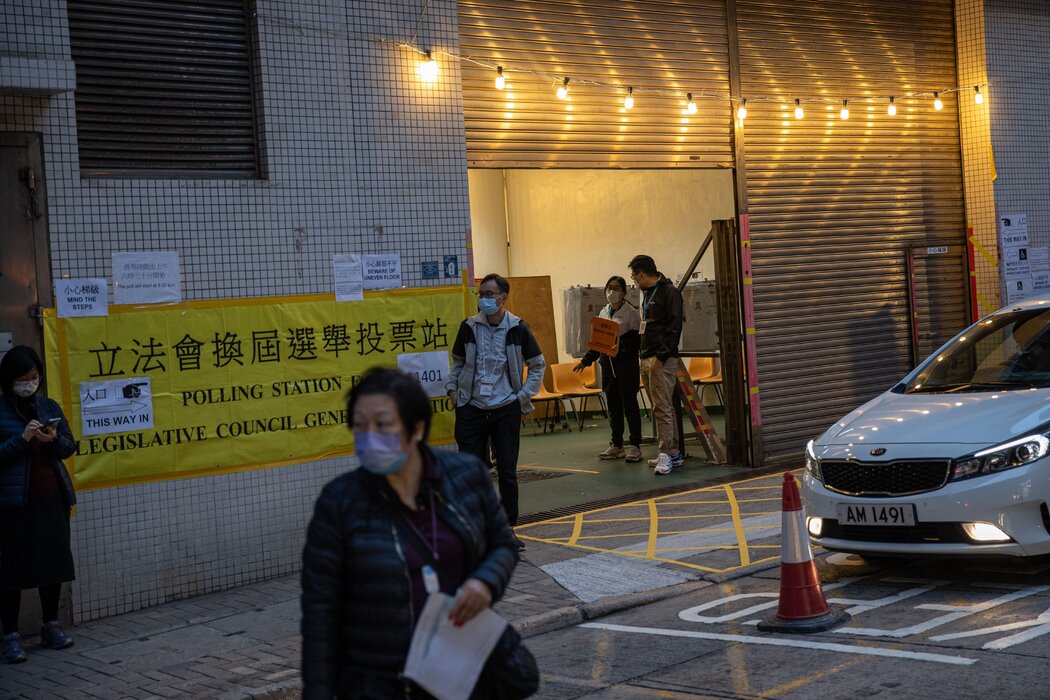 2021年香港某投票站。香港和北京官員希望今年的投票率能超過上次選舉的水平——當時只有30%的登記選民參與投票。