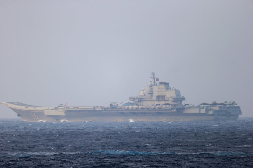 2021年，中國第一艘航母遼寧艦在日本沖繩附近航行，照片由日本防衛省發布。