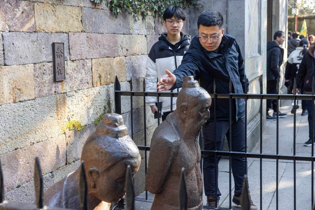 杭州岳飛廟內的秦檜夫婦銅像。