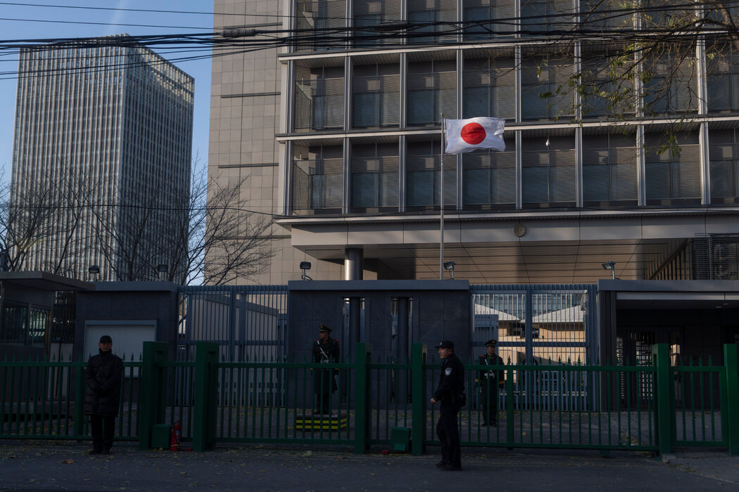 上月,中國保安人員在駐華日本大使館門口執勤。關於中國就日本支持台灣問題對日施加的壓力,川普始終保持公開沉默。
