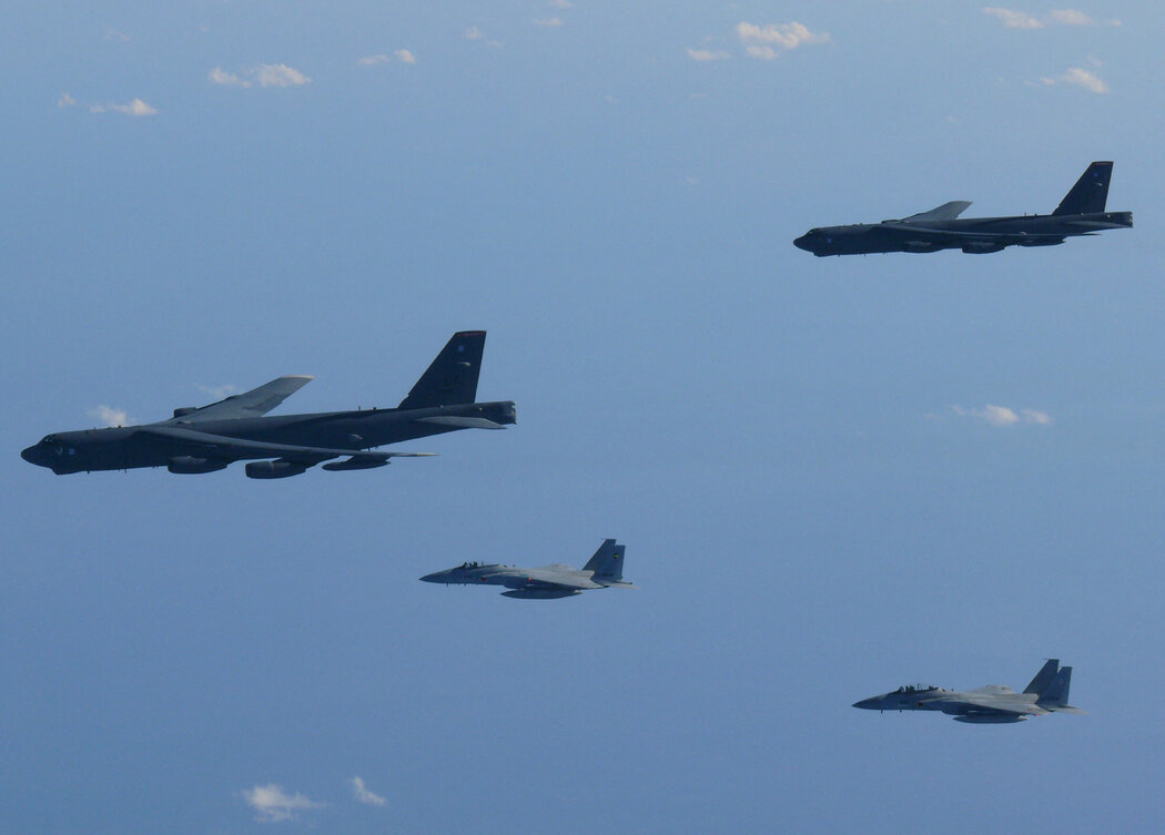 日本防衛省公布的照片顯示,日美兩國週三在日本海上空舉行聯合飛行演習。日本表示,此次演習旨在展示兩國同盟的實力。