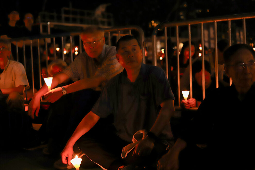 2019年,黎智英在香港參加守夜活動,悼念1989年在北京天安門廣場及周邊地區遇難的人們。