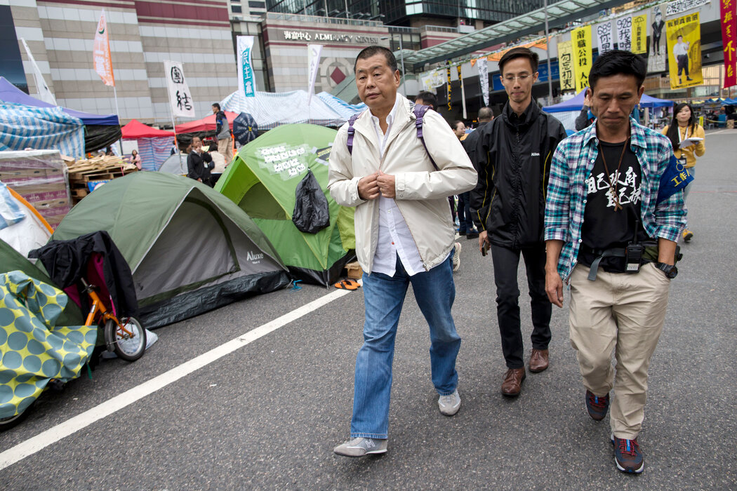 2014年11月,黎智英(左)在香港政府總部外的一處「佔領」區域。