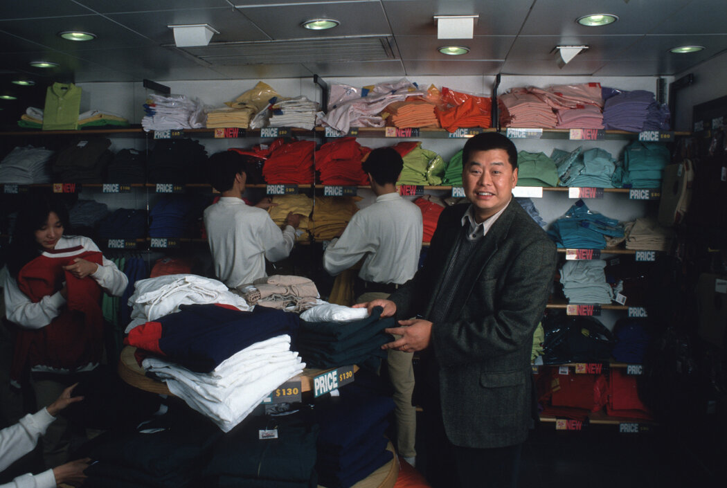 1993年,黎智英在香港的一個自家店面。