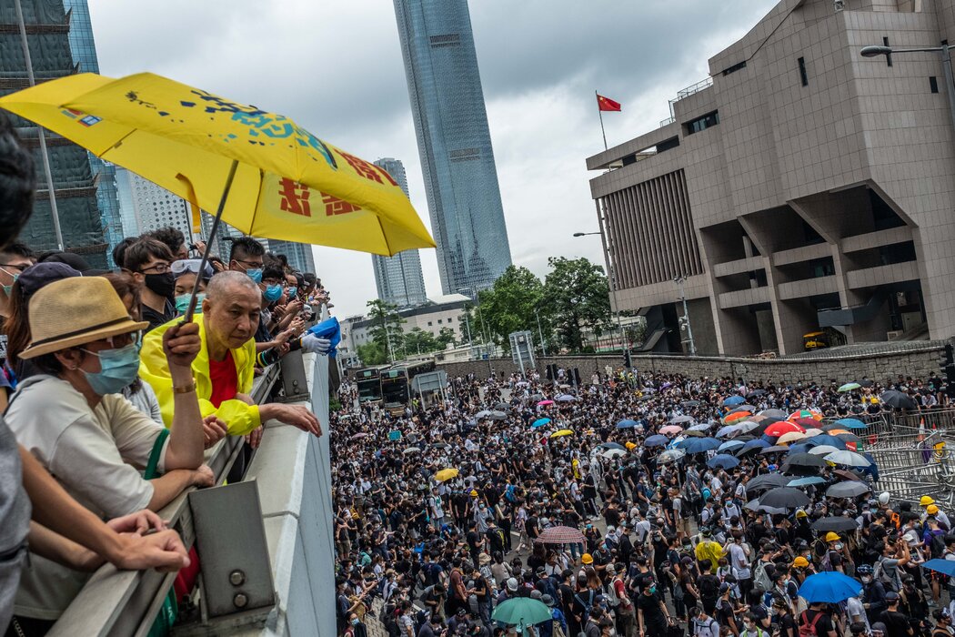 2019年6月12日,一名抗議者手持《蘋果日報》製作的黃傘。