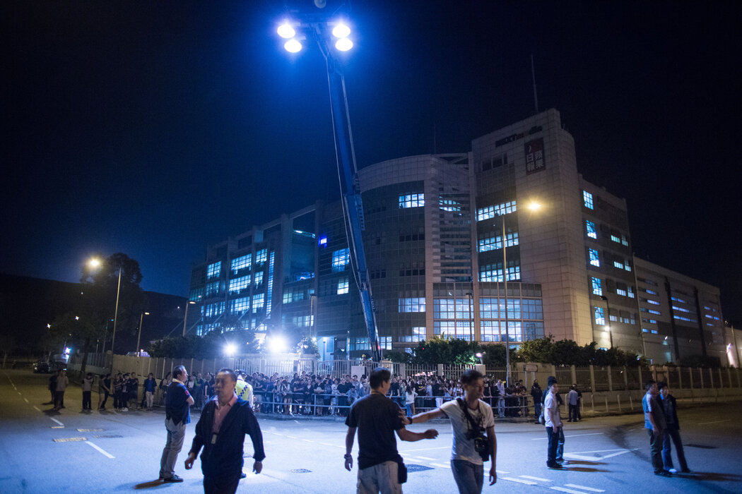 2014年10月,抗議者封堵《蘋果日報》總部,迫使員工動用起重機將印好的報紙吊裝到配送卡車上。