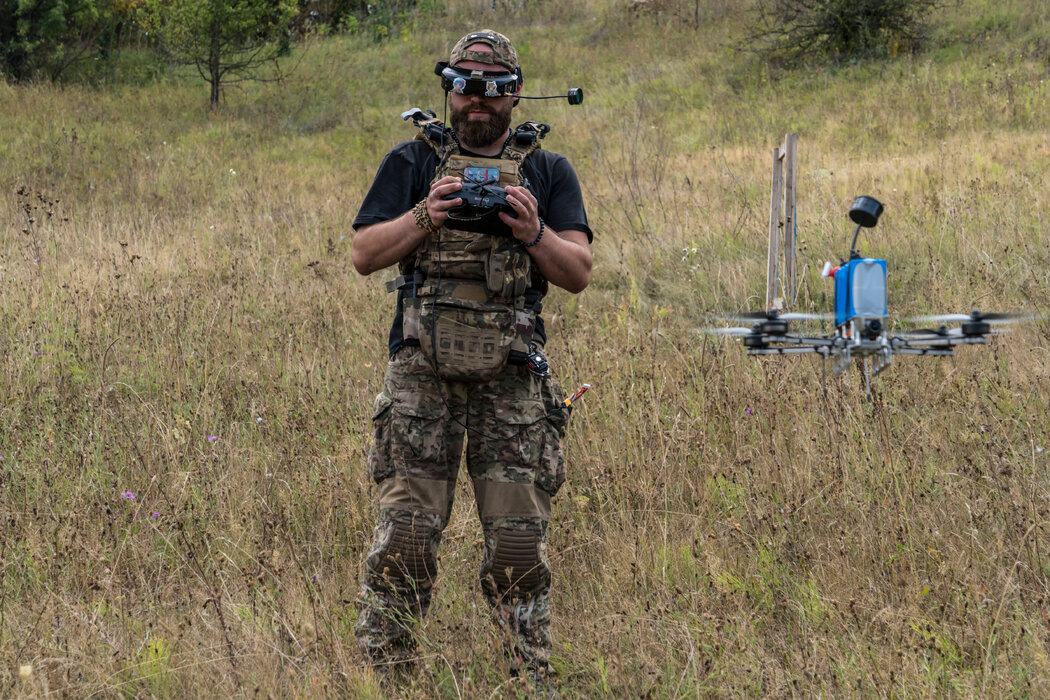 去年9月,一名烏克蘭士兵正在練習操作無人機。小巧靈活的無人機武器正在改變戰爭形態。
