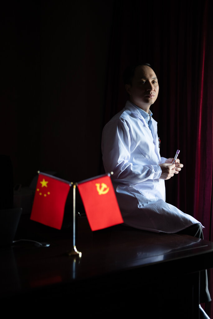 基因編輯研究者賀建奎在北京家中。他辯稱，自己唯一的過錯是在這個尚未準備好接受其願景的世界裡走得太超前。