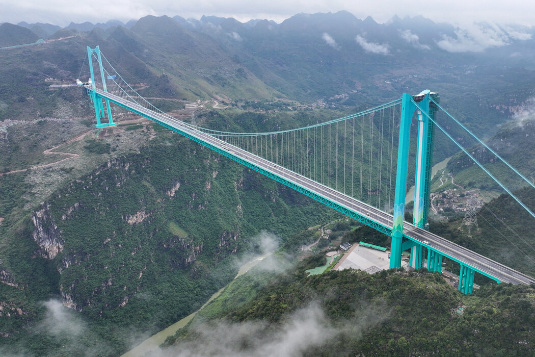 世界最高大橋花江峽谷大橋,位於中國貴州省。