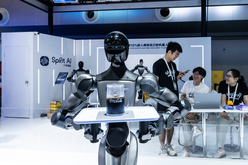 7月,上海世界人工智慧大會上,眾多人形機器人爭相吸引觀眾目光。