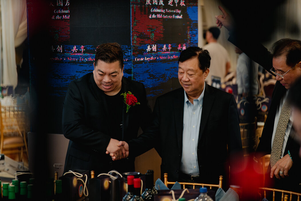 林建中(右)出席9月在皇后區法拉盛舉行的晚宴,該活動由美國福建總商會會長林河(左)主辦。