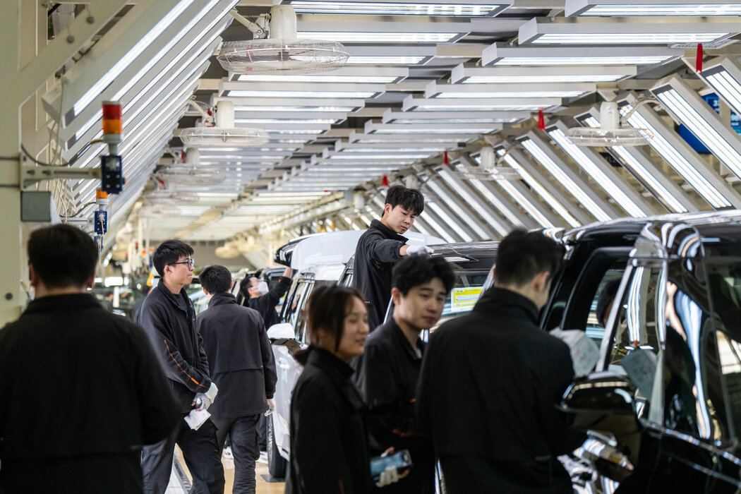 中國經濟正因房地產市場崩盤遭受重創,為此中國大幅增加出口,今年貿易順差已超過1萬億美元。