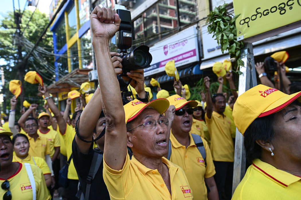 人民黨主席哥哥基(中間)於11月在仰光出席選舉集會。