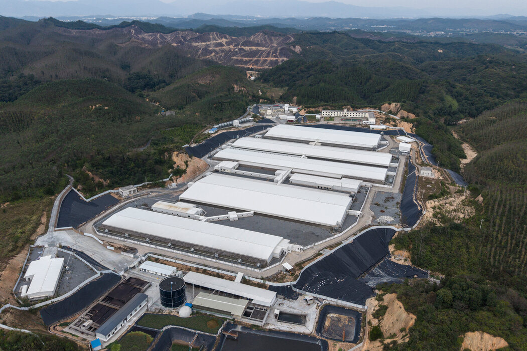中國中南部的白沙鎮，一座工業化養豬場建在曾經的非法稀土礦上，這是打擊污染和走私行動的一部分。