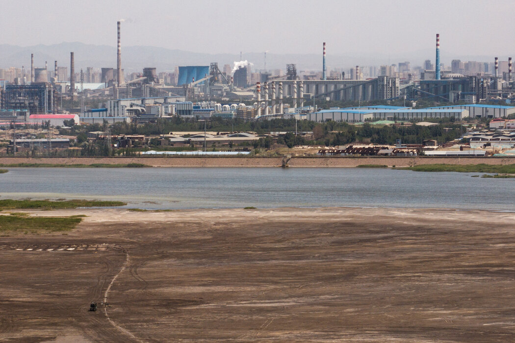 2025年6月，包頭的湖泊依然存在，但周圍已築起混凝土牆，原先居住在附近的居民已被遷往其他更安全的地方。