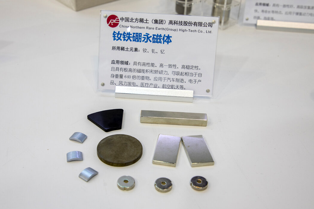 這類稀土磁鐵在中國生產，尺寸和形狀多種多樣，適用於各種電動機及其他應用領域。