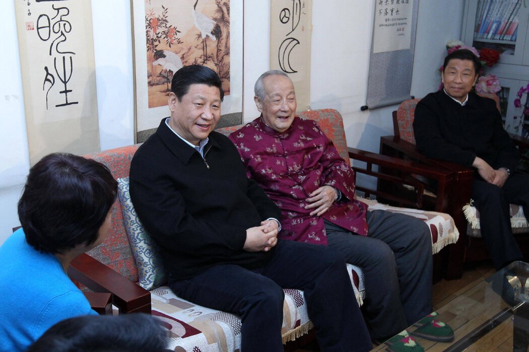 習近平（左）與徐光憲於2012年的合影。70年代，徐光憲被委以重任，負責開創一種提煉稀土金屬純樣品的新方法。