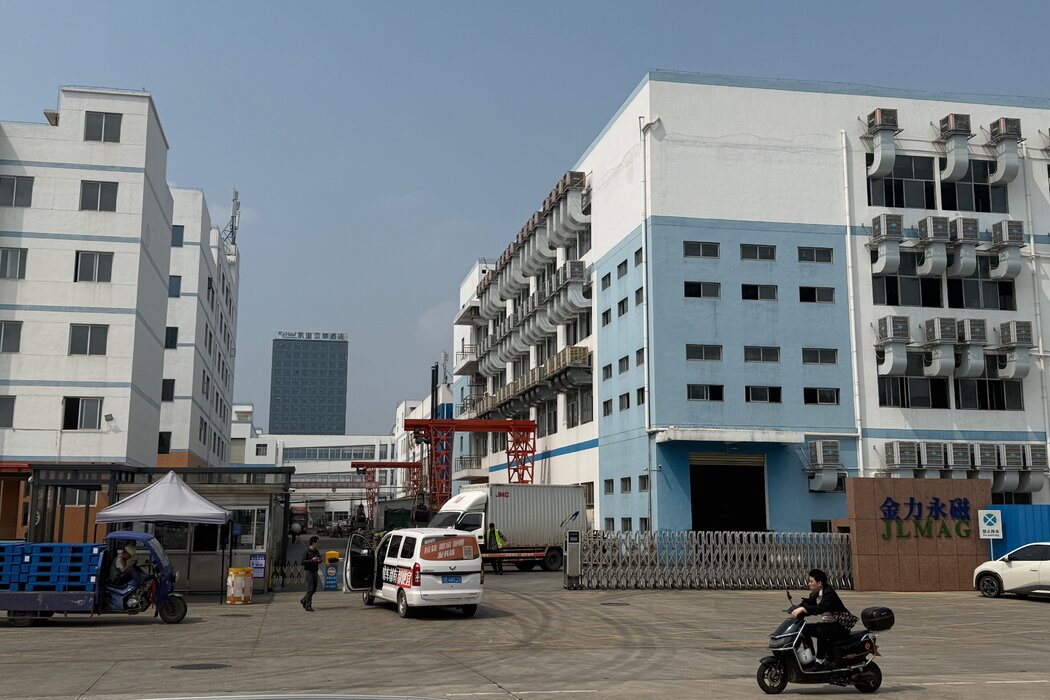中國最著名的稀土磁體工廠由金力永磁稀土公司運營，該公司總部位於贛州。