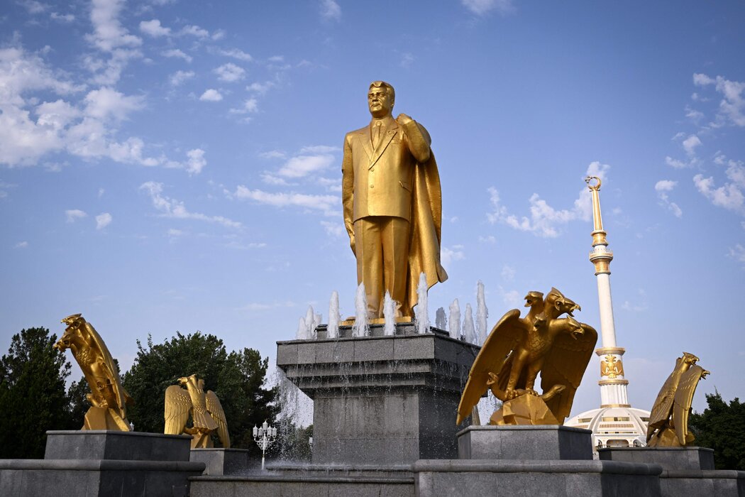 薩帕爾穆拉特·尼亞佐夫的雕像,他是他是1991年至2006年統治土庫曼斯坦的獨裁者。