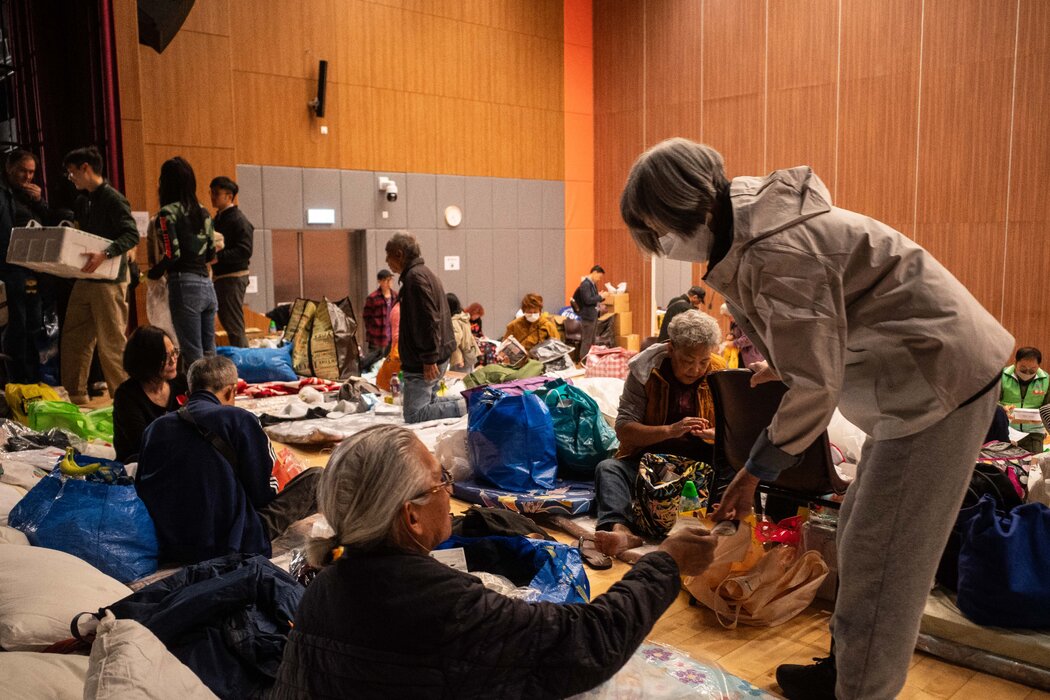 搬到臨時安置地點的宏福苑居民,攝於11月27日。火災席捲了小區八座大樓中的七座,令許多住戶失去住所。