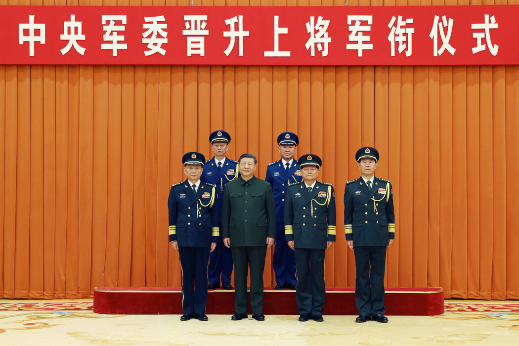 本月早些時候,中國領導人習近平在北京與新晉陞的將軍們合影。照片左後方的那位男子被確認為楊志斌,他被任命為東部戰區司令員,該戰區涵蓋台灣。