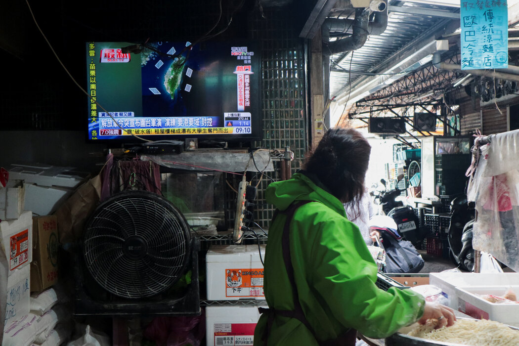 週一，在台灣台北的一家麵館裡，一台電視機正在播放有關中國「正義使命—2025」軍事演習的新聞報導。