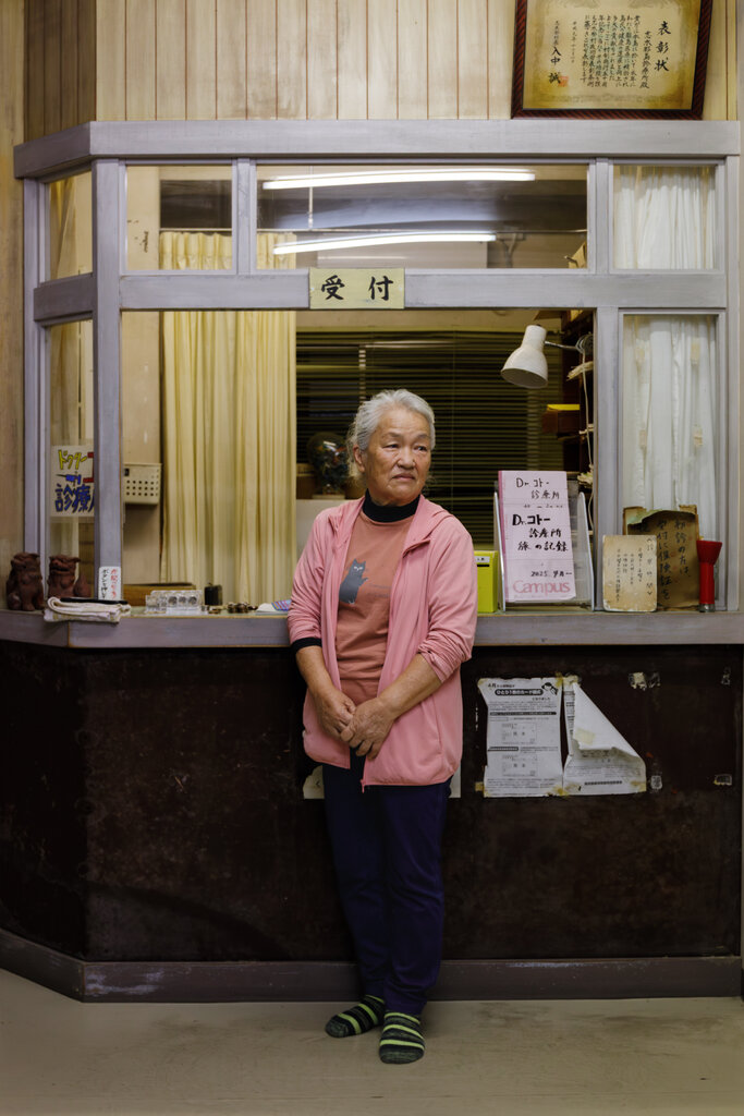"我想要的不過是普通的生活,」請舛日美代說,她作為志願者管理著拍攝電視劇《孤島診療所》的拍攝地。
