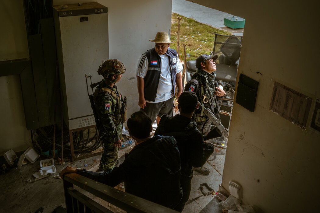 反政府武裝士兵聽見附近迫擊炮轟鳴後向外張望,該地區戰事正逐漸升級。