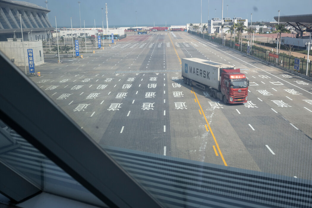 海關工作人員檢查離開海南的卡車,以防免稅商品被走私到大陸。
