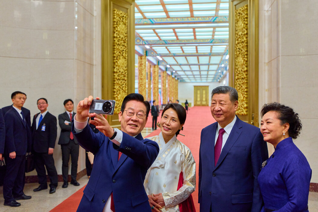 韓國總統李在明(左)週一訪華期間與習近平夫婦自拍。