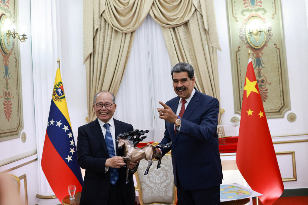 中國駐委內瑞拉大使、中國特別代表邱小琪上週五與委內瑞拉總統馬杜羅會晤,委內瑞拉政府發布了這張照片。就在數小時後,美國突擊隊突襲並抓捕了馬杜羅。