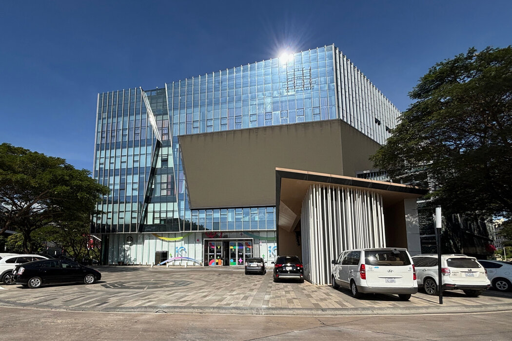 柬埔寨金邊市一棟建築，該建築在太子控股集團官網上被列為其總部所在地，攝於週四。美國檢方指控該公司從事網路詐騙活動。