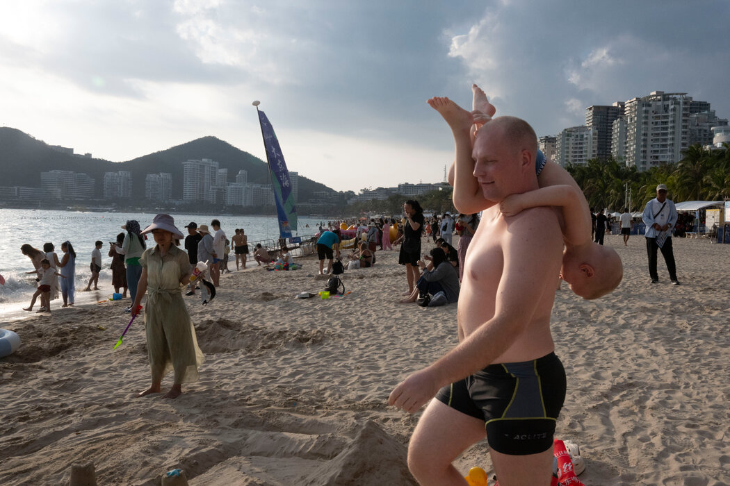 隨著地緣政治緊張局勢和簽證限制削弱了俄羅斯人前往歐洲的旅行選擇,海南已成為俄羅斯人度假的新選擇——在這裡,他們能享受賓至如歸的熱帶度假體驗。