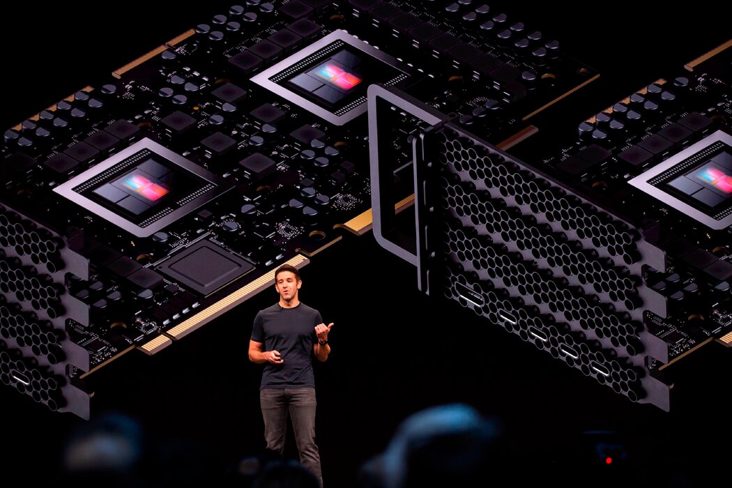 2019年,約翰·特努斯在蘋果全球開發者大會上講解Mac Pro的內部硬件。