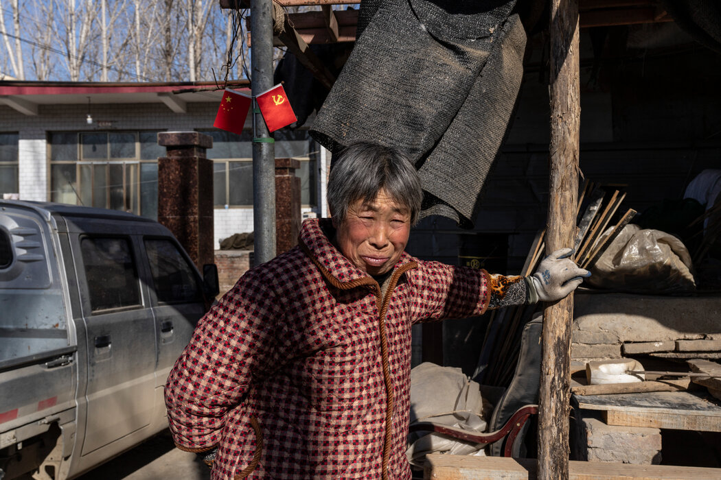住在曲陽縣這個村莊裡的趙女士每月只有一百來塊的養老金,她說自從禁止燒煤後,就常常負擔不起開暖氣的費用。
