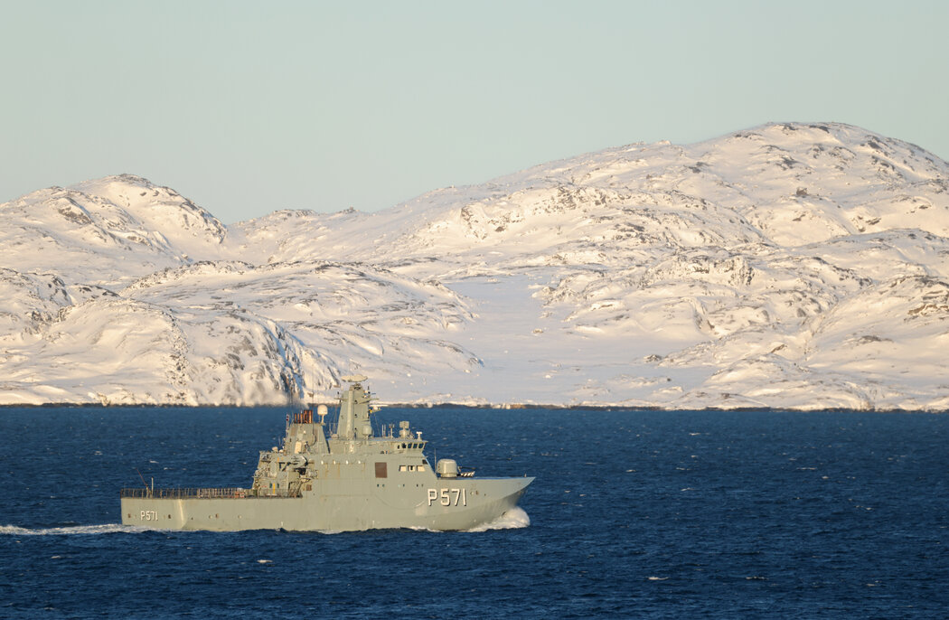 週二，一艘丹麥海軍艦艇在格陵蘭努克海岸附近巡邏。