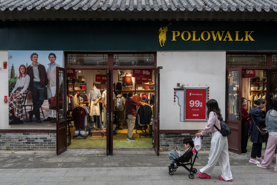 人們穿梭於服裝店之間,駐足選購。