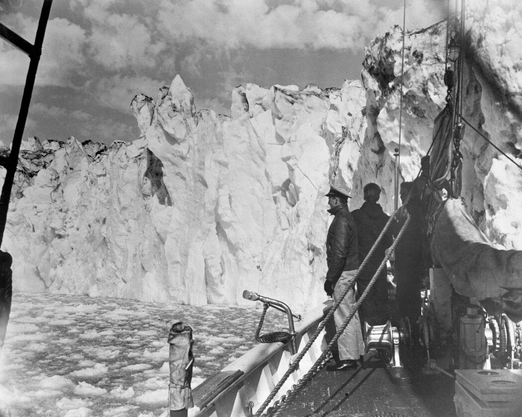 1941年，一艘美國海軍巡邏艇在冰山間航行。
