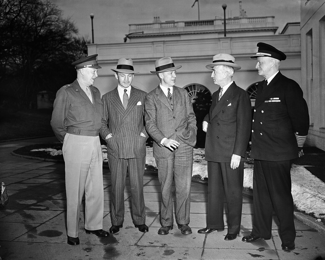 1946年，杜魯門總統的軍事和外交政策主腦在白宮合影，包括國務卿詹姆斯·伯恩（右二）。