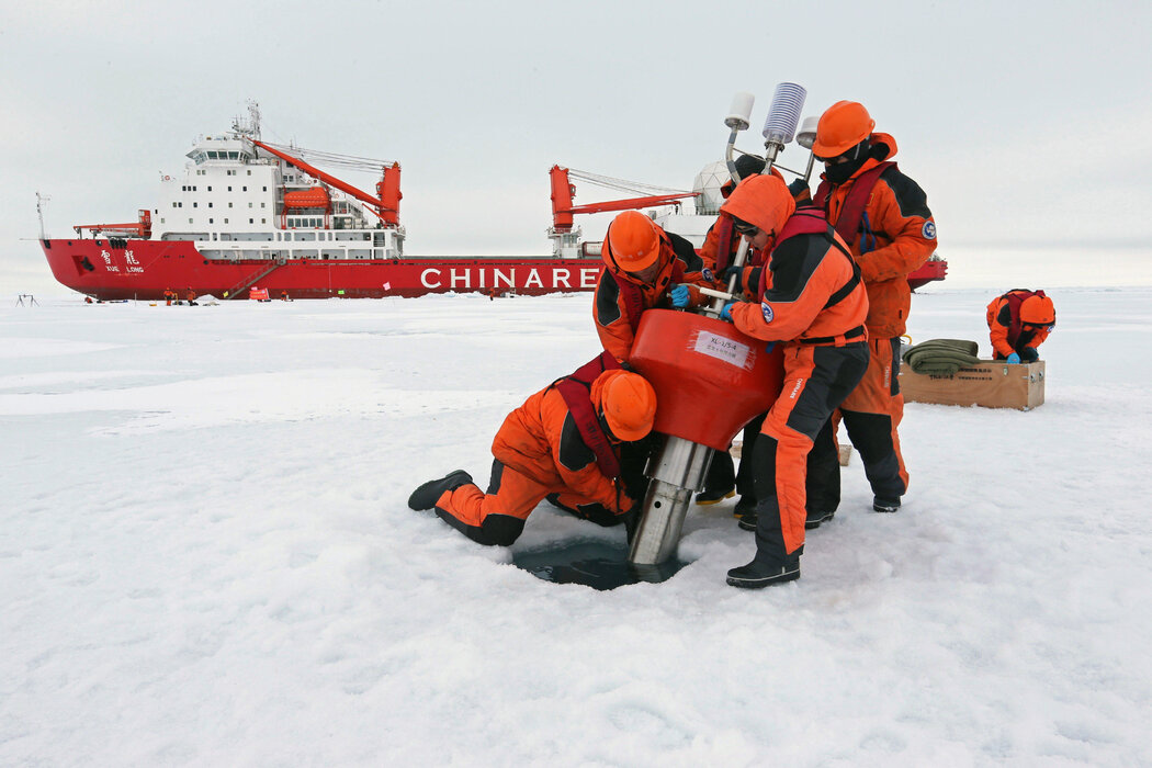 破冰船「雪龍號」的中國科研人員在北冰洋架設設備。