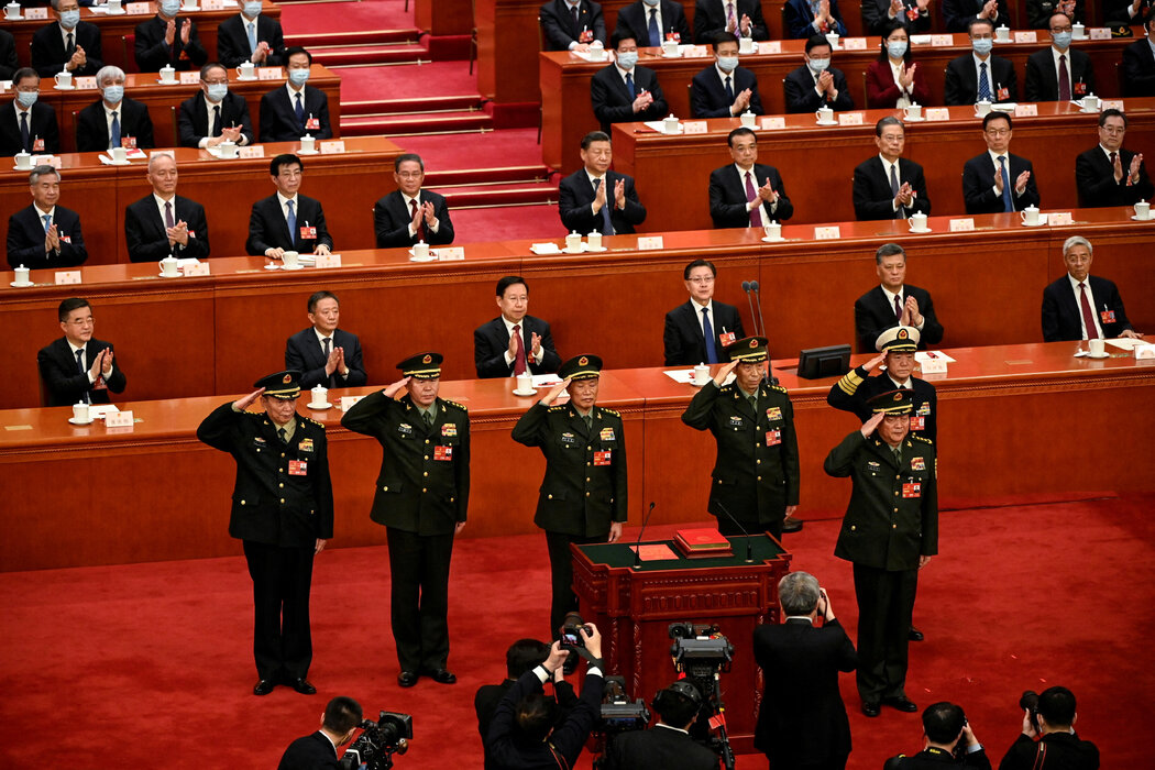 2023年，張又俠（前排）、劉振立（左二）及其他中央軍委委員在北京出席全國人民代表大會。國防部週六表示，兩人均已接受調查。