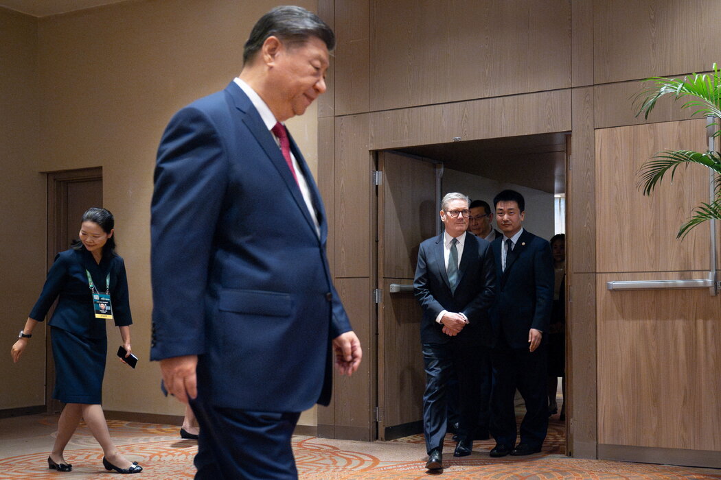 2024年，英國首相基爾·斯塔默與中國最高領導人習近平在巴西里約熱內盧出席會議。