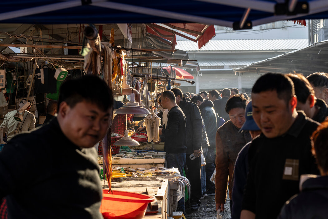 寧波郊區的一處露天市場，房價下跌已抑制了消費支出。