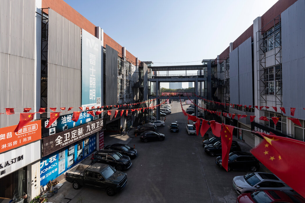 這家位於城郊的建材市場生意大幅下滑。廚房傢具店老闆表示：「你看到停在這裡的車幾乎都是店主的。」