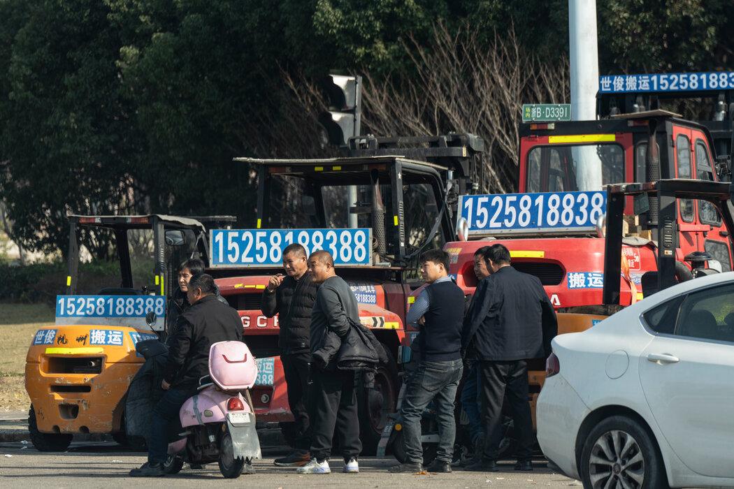 寧波一處路口，等待日結工作的叉車司機。