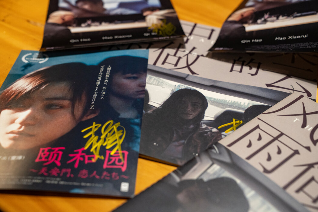 婁燁工作室裡的《頤和園》和《風中有朵雨做的雲》電影海報。