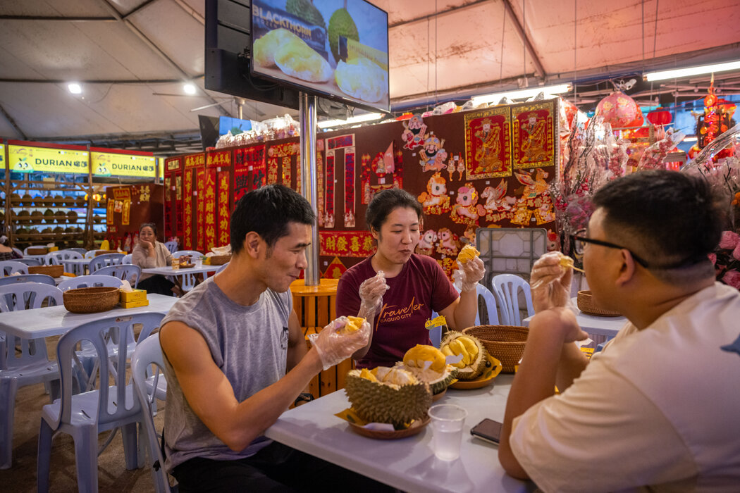 吉隆坡榴槤樂園的食客們。榴槤餐廳和街邊攤位深受當地居民和遊客喜愛。